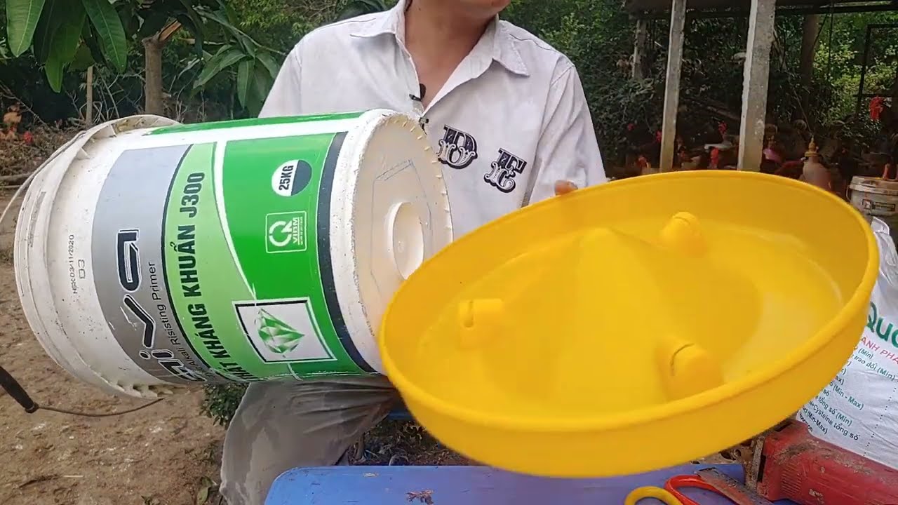 Cách làm máng ăn cho gà bằng thùng sơn