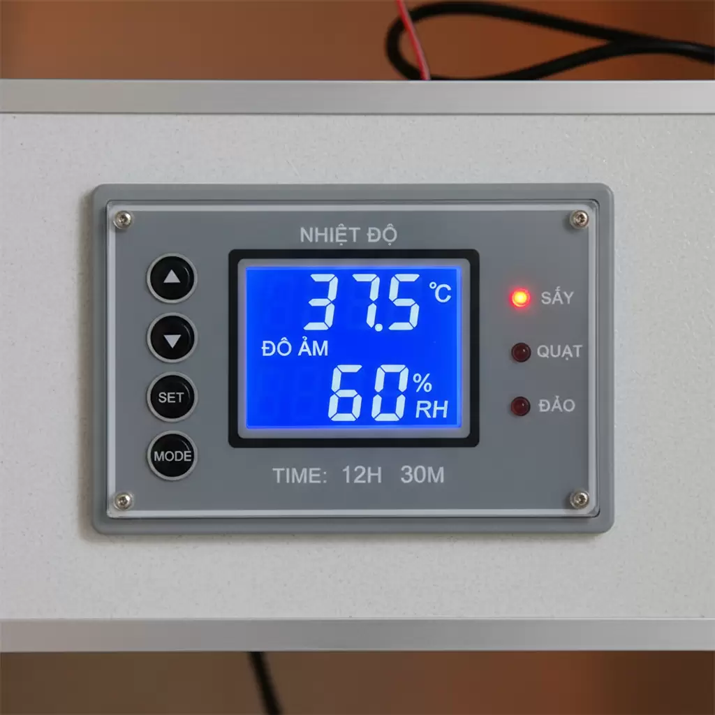 gemini_image_1768396330 Hệ thống điều khiển điện tử chính xác là trái tim của máy ấp trứng